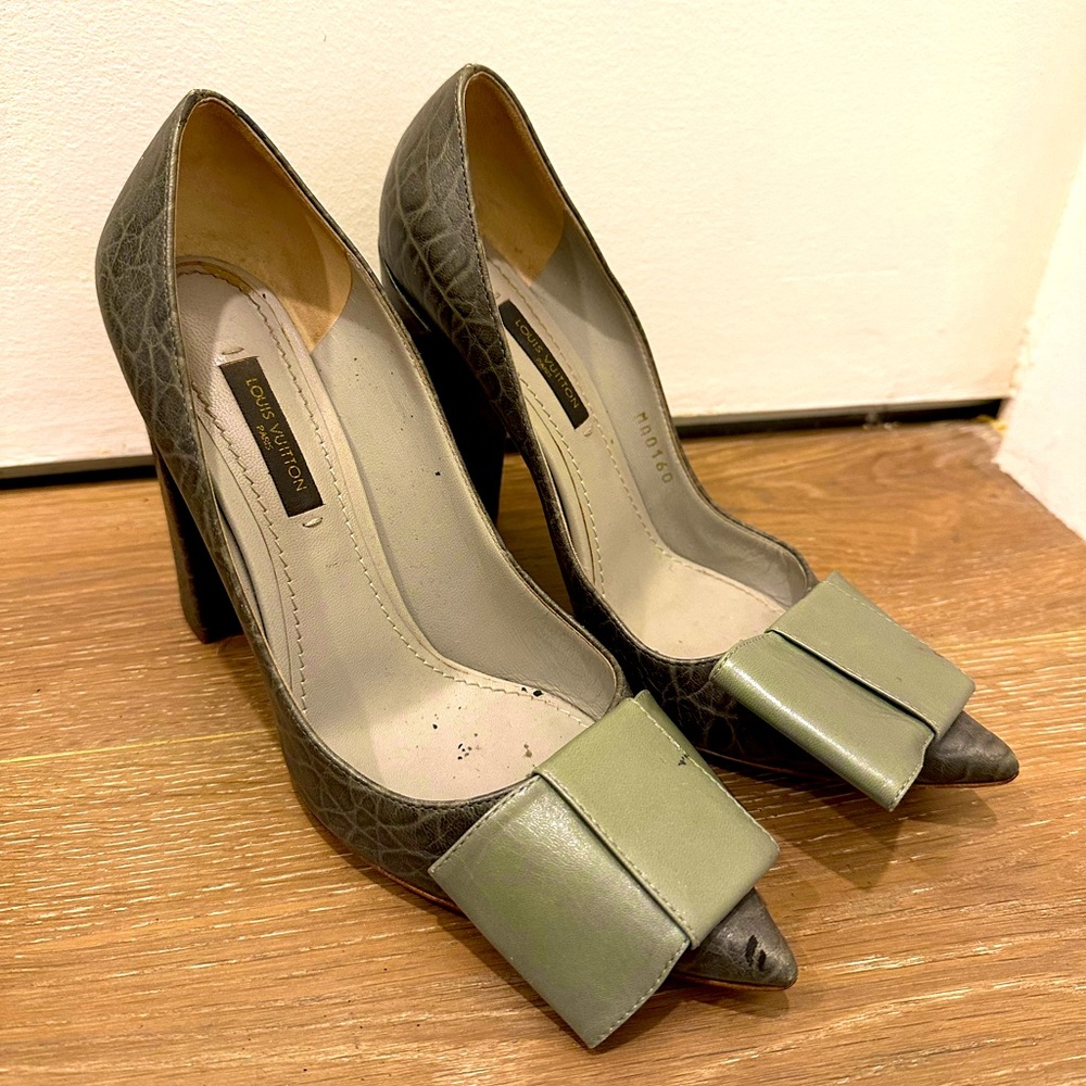 Louis Vuitton gray Ostrich Bow Crocodile block heel pumps